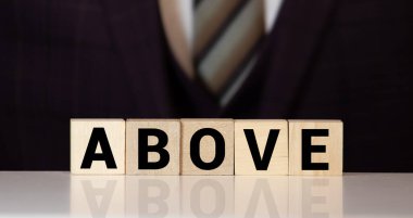 Koyu arkaplan üzerinde HYPNOSIS sözcüğü olan tahta bloklar, görünümün üzerinde.