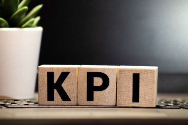 KPI Sözcüğü Tahta Bloklarda Yazıldı, Anahtar Performans Göstergesi.