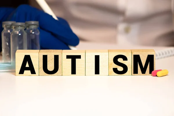 Ord Autism Gjord Trä Kuber Väggen Bakgrund — Stockfoto