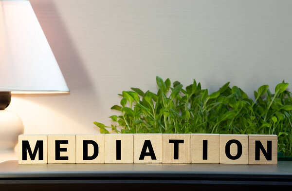 Медиационное слово - изолированный текст в старинных типографских блоках.