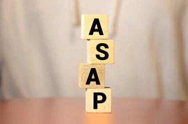 En kısa sürede beyaz üzerine izole yapı taşları ile yapılan kelime.