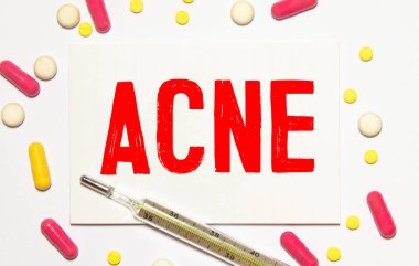 ACNE kartında tıbbi şişeyle birlikte. Cilt bakımı kavramı.