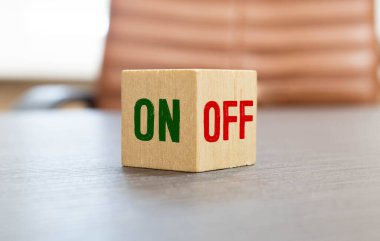 Yeşil arkaplanda kapalı sözcüğü ile ışık düğmesi