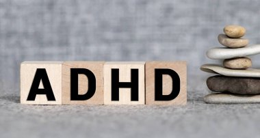 Tahta bloklarda ADHD kısaltması. Dikkat eksikliği hiperaktivite bozukluğu. Kapatın. Vignette.