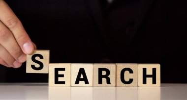 Metin ile Tahta Bloklar: Arama, konsept