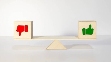 Sosyal medyanın online multimedya etkilerini sevme ve sevmeme kavramını sarı izole edilmiş arka planda, insanların izleyici etkileşiminden etkilenen minyatür tahta bloklar yukarı ve aşağı doğru parmakla işaretle.