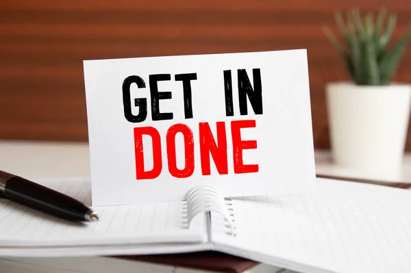 Fase Get More Done Texto Rojo Sobre Una Nota Adhesiva — Foto de Stock