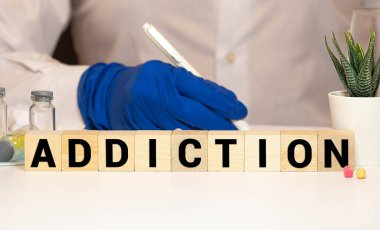 Yapı taşları ve konsept ile yapılan ADDICTION kelimesi