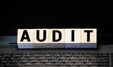 Ahşap blok üzerine yazılmış AUDIT kelimesi, iş konsepti