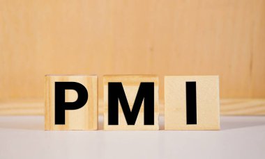 Küp zar üzerine kelime PMI masa üzerinde yatıyordu fatura ve para arka planda, iş konsepti.