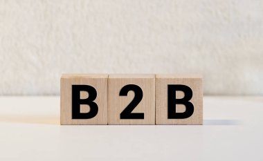 B2B iş kavramının kısaltması olan tahta zar.