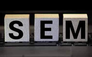 Harfli 3 Oyuncak Ahşap Blok: Açık gri arkaplan ile Tahta Masa Üzerinde SEM