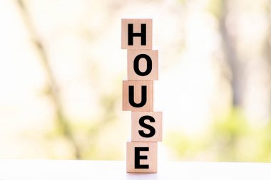 Küp bloklardaki ahşap bir masada nakit avro ve dolar geçmişi olan bir ev mesajı. İpotek kavramı.