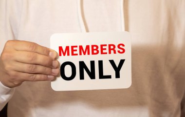 İş adamının elinde sadece metin üyeleri olan bir kart tutmasına yakın plan, yumuşak odaklı iş konsepti görüntüsü ve klasik ton