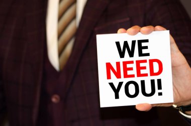 Bir adam tarafından gösterilen kartta size ihtiyacımız var.