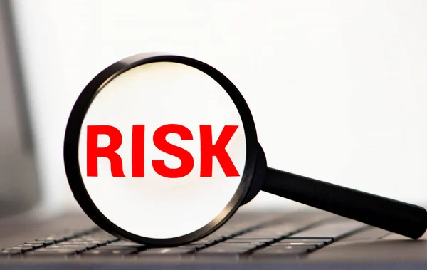 Büyüteç Altında Risk Krizi Konsepti — Stok fotoğraf