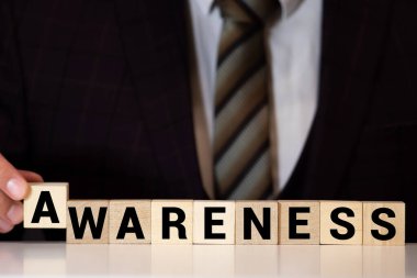 Tahta blokta yazan farkındalık kelimesi, konsept