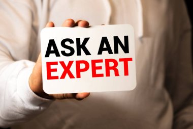 Renkli arkaplanı ve sönmüş ışıkları olan bir Uzman Kartı sor.