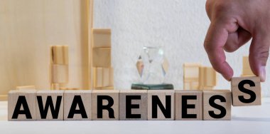 İnşaat taşları ve konsept ile yapılmış AVARENESS kelimesi