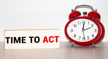 Harekete Geçme Zamanını gösteren metin işareti. Kavramsal fotoğraf Hemen cevap ver Renkli çamaşır iğnesi kağıtları boş hatırlatıcı ahşap zemin ofis.