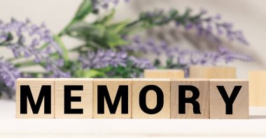 Mavi masadaki küçük tahta harflerden gri kelime hafızası.