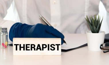 Doktor keçeli kalemle kelime terapisti yazıyor. Tıbbi konsept.