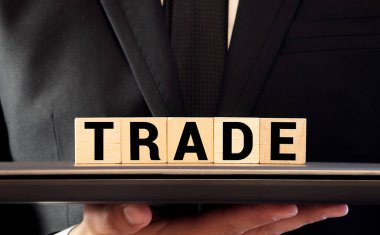 Tahta yapı taşlarından yapılmış TRAD kelimesi.