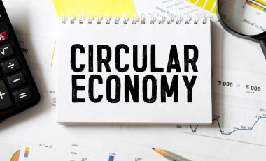 Ofis masasındaki izole bir kitabın üzerine yazılar yaz..