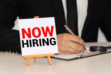 Mantar panoda sarı bir indeks kartı var. Üzerinde şu an işe alım yazıyor.