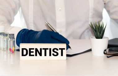 Tuğla duvar zemininde dişçi neon işareti