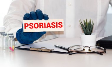 Tıbbi konsept olarak sedef kelimesiyle ahşap üzerine steteskop.