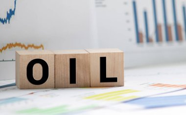 Gri bir masanın üzerindeki kahverengi ahşap harflerden yapılmış yağ..