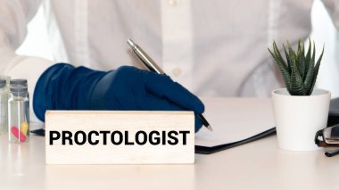 Proktoloğun yakın görüntüsü beyaz arkaplanda izole edilmiş parmak incelemesi için hazır.