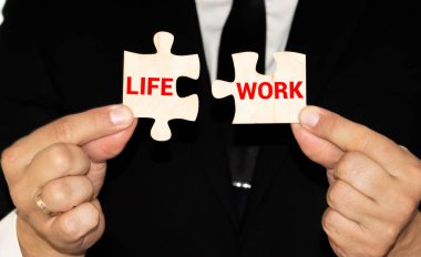 Yapbozun iki parçasına yazılmış iş ve hayat kelimeleri.