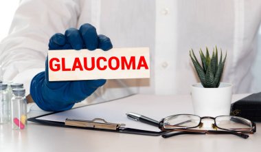 Glaucoma - Beyaz zemin üzerinde yazı tahtası olan doktor