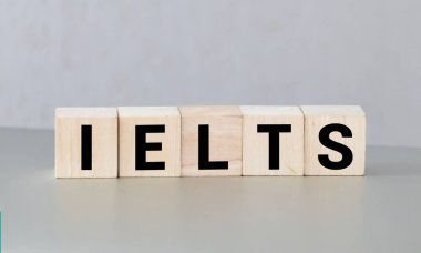 IELTS sözcüğüyle tahta bloklar - İngilizce 'nin uluslararası standartlaştırılmış sınavı.