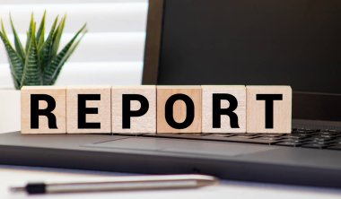 Tahta bloğa yazılmış bir söz. Masada metin, konsept.