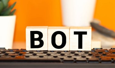 Robot kelimesini heceleyen renkli alfabe blokları.