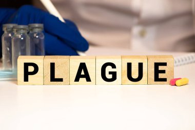 Kırmızı arka planlı tahta küpte veba kelimesi