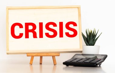 Not defteri, kalem, steteskop mavi arka planda. Tıp konsepti. Hesap makinesindeki kriz, not defteri ve mavi arkaplandaki kalem. Kriz kavramı.