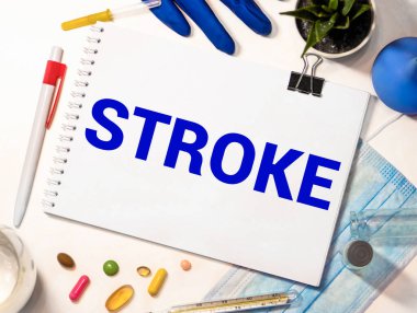 Mor arkaplanda steteskop ve sarı listeli STROKE metni.
