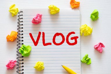 Kelime yazma Business Vlog 'u. Renkli çamaşır iğnesi kağıtları ile ilgili bir video içeriği konsepti boş hatırlatıcı sarı zemin arka plan ofisi.