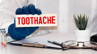 Ağaç bloğa yazılmış diş ağrısı kelimesi, kavram