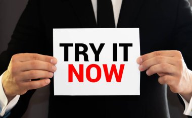 Şimdi dene. Yapışkan bir nota yazılmış bir mantar tahtaya iğnelenmiş.