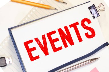 Kağıda yazılmış kelime olayları ile buruşmuş kağıt dokusu.