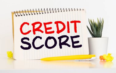 Yapışkan kağıt dokusu arka planında İş Sözcükleri