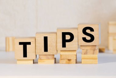 Tahta küplere yazılmış TIPS kelimesi, konsept