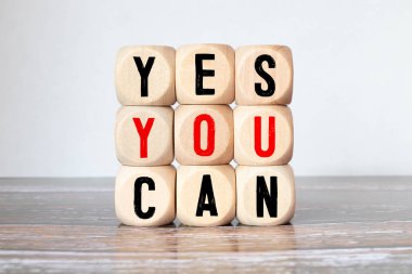 Sloganlı küp ve zar. Evet, tahta arka planda yapabilirsin..