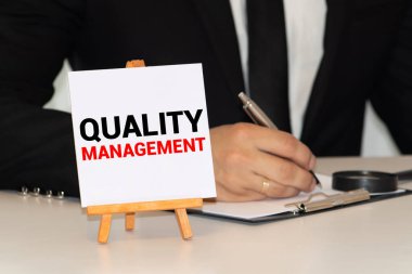 Tablette bir şey sunan işadamı - Kalite Yönetimi