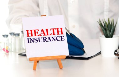 Sağlık sigortası, tıbbi konsept. Doktor bilgi gösterir